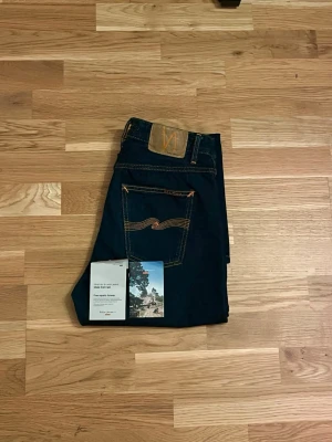 Nudie jeans straight fit - Ett par fina nudie jeans med straight fit, 28/30. Har bara använt de 3 gånger och de är i helt nytt skick. Nypris:2200kr. Osäker på model och säljer de blilligare därför.   Skriv gärna om du har några frågor eller funderingar, pris kan diskuteras 🤗