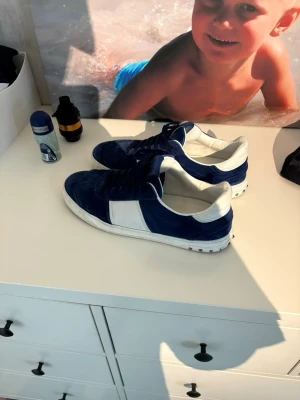 Blåvita sneakers i mocka - Valentino Flycrew🇮🇹| Storlek:43| skick 8/10 mycket bra skick| nypris:7000kr| Hör av dig vid minsta fundering 🤔