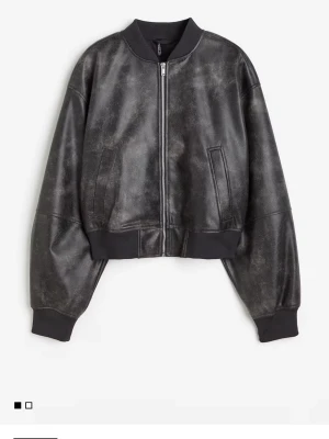 Svart bomber skinnjacka - Säljer denna super snygga skinnjackan från H&M i storlek S, slutsåld på hemsidan och i väldigt bra skick därav priset💓 pris kan diskuteras vid snabbt köp