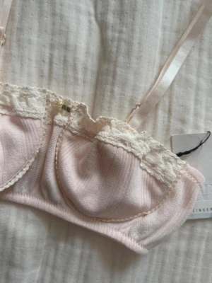 Ljusrosa bh med spetsdetaljer - Söt bh från ZARA Lingerie i mjuk puderrosa nyans. Klassisk balconette-modell med tunn vaddering, vacker spetskant och justerbara axelband. Ger ett latt lyft och en elegant silhuett. ✨Detaljer: • Storlek: XS • Farg: Puderrosa / ljus rosa • Modell: Balconette / spets-bh • Skick: Ny med prislapp kvar