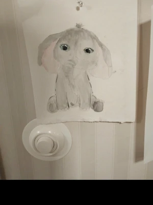 Akvarellmålning av elefant - Unik handmålad akvarell av en söt elefant med stora blå ögon på vitt papper. Mjuka grå och rosa toner ger en charmig och drömmig känsla. Perfekt som dekoration till rummet eller som personlig present.
