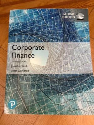 Corporate Finance, Global Edition - Säljer kursboken 'Corporate Finance' av Jonathan Berk och Peter DeMarzo, Global Edition, Fifth Edition. Boken har ett blått och vitt omslag med ett modernt grafiskt mönster. Perfekt för dig som pluggar ekonomi eller finans på universitetet.