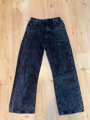 Svarta jeans - Längd: 95 cm och midjan: 65 cm