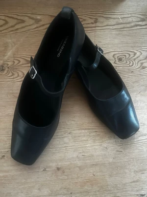 Vagabond Ballerinaskor - Hej, säljer nu dessa fina Ballerinaskor i modellen Delia från Vagabond! Mycket bra skick då de endast använts ett fåtal gånger. Skriv vid frågor, pris kan diskuteras!