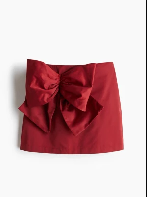 Mörkröd minikjol med stor rosett H&M - Supersnygg mörkröd minikjol från H&M med en stor dekorativ rosett framtill. Kjolen har en tight passform och är perfekt för dig som vill sticka ut. Tillverkad i ett slätt tyg som ger en lyxig känsla. Aldrig kommit till användning tyvärr och nu blivit för liten, bara legat i en garderob… ❤️ Super fin till bland annat jul🎄Storlek EUR 38, men skulle säga en XS-S mer 