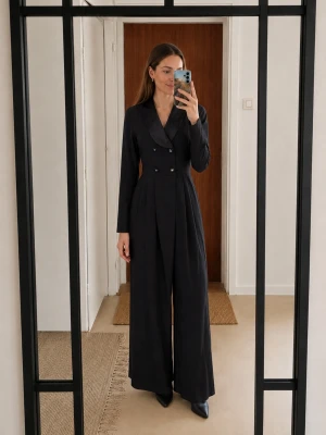 Vintage Nicole Studio New York jumpsuit svart acetate wide leg 90s y2k elegant fest byxdress S/M - ●Skick: Fint skick. En söm vid ena ärmen har gått upp lite och kan enkelt sys fast igen (se sista bilden).  ●Storlek: 8 (motsvarar ungefär S/M)●Material: 79% acetate, 21% nylon●  Vintage Nicole Studio New York jumpsuit/ byxdress med en lätt omlott framtill. Glansig sjalkrage och dekorativa knappar framtill. Tyget har fint fall och känns mer dressat än vanlig polyester. Made in USA. Passar perfekt till fest, middag, event eller vintage styling.  ♡Skickar fort!♡