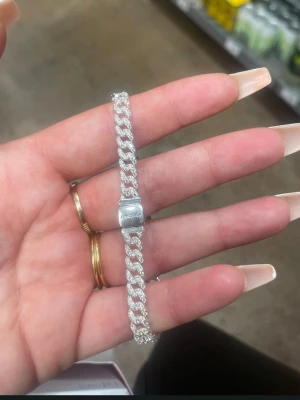 Pandora armband  - Säljer helt nytt Pandora armband för 900kr. Har kvitto också på den om man skulle vilja se. Förpackningen är kvar också det skickas med. Äkta sterling silver 925