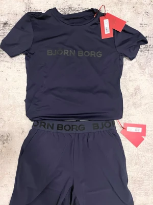 Björn Borg set - Helt ny Björn Borg SET. Kvitto finns. Säljs då den inte passar mig! Priset kan diskuteras vid snabb affär. ( Shorts storlek : S ) ( T - Shirt storlek: S )