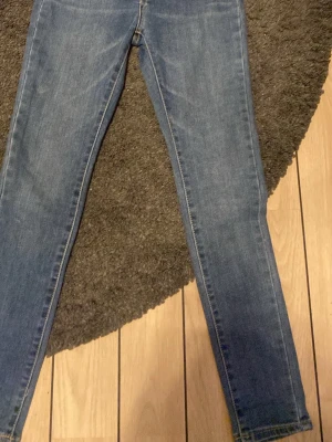 Blå skinny jeans i klassisk modell - Snygga blå skinny jeans med smal passform och klassisk femficksdesign. Jeansen har normalhög midja och är tillverkade i stretchigt denimtyg för en bekväm känsla. Perfekta till en avslappnad stil.