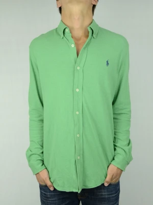 Ralph Lauren featherweight mesh skjorta  - POLO RALPH LAUREN FEATHERWEIGHT MESH SKJORTA Storlek : L Passform : Normal Användning : Skjortan är i ett väldigt fint skick utan defekter Nypris : Cirka 1800SEK Modellen på bilden : 182CM och väger 74KG