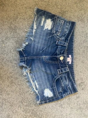 Snygga Lågmidjade jeansshorts!💗 - Säljer ett par jätte snygga jeans shorts med lågmidja och coola fick detaljer, shortsen har lite slitnings och fransiga detaljer! Säljer de då de inte riktigt passar mig och därav inte kommit till användning mer än ett par gånger!💗 Kontakta mig om ni vill ha exakta mått eller om ni bara undrar över något💗  De är helt slutsålda på Gina tricots hemsida och även i de flesta butiker!!  Storlek~ XS (passar S/36 jättebra) Varumärke~ Gina tricot  Skick~ nyskick (nästan aldrig använda)