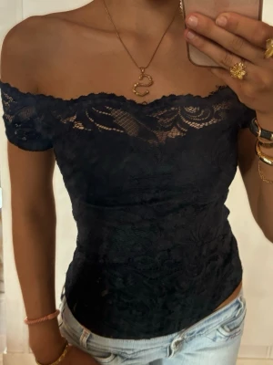 Svart Offshoulder spetstopp  - Så fin svart Offshoulder spetstopp! Jag är 168 och det är mina bilder, köp via köp nu direkt eller Swish, kvar tills markerad som såld 💖 