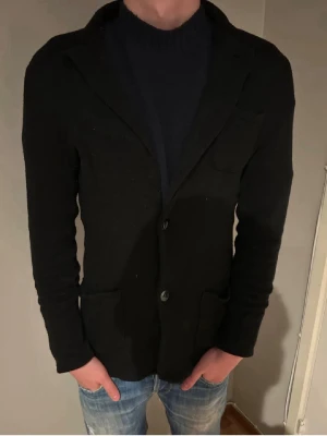 John Henric kavaj - Snygg svart stickad kavaj från John Henric. Och Väldigt bra pris och perfekt till sommaren