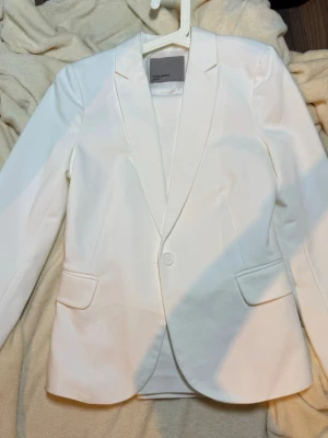 Vit kostym från Vero Moda - Stilren vit kostym från Vero Moda i klassisk modell, strl 34 i både kavaj och byxor 