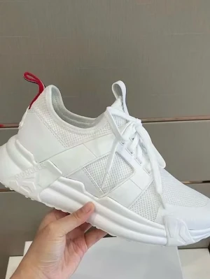Vita Moncler sneakers med röd detalj - Snygga vita sneakers från Moncler med chunky sula och meshpaneler för extra andningsförmåga. Skorna har vita snören och en röd, vit och blå rand på hälen som ger en sportig touch. Perfekta för dig som gillar stilrena och trendiga sneakers. Kvitto pm!