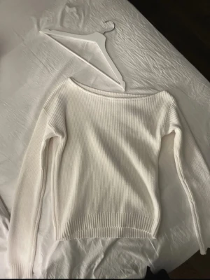 One shoulder tröja Even&Odd - One shoulder tröja från even and odd. Storlek S. Köpt på zalando. Säljer samma i vit!! Kan gå ner i pris ifall båda köps. (Skicka prisförslag i bundle).