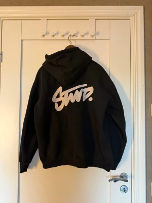 Hoodie med tryck - Snygg svart hoodie med tryck på fram och baksidan. Från pull and bear. 