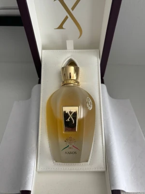 Xerjoff Naxos 100 ml - Xerjoff Naxos 100ml som har cirka 94 ml kvar, det medkommer originalförpackning och den köptes för originalpriset 2800kr. Inte använd mycket och helt flaskan och förpackningen är helt nyskick