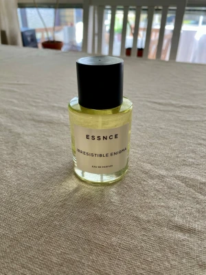 Essnce Irresistible Enigma parfym - Parfym från Essnce med doften Irresistible Enigma, parfymen är en Eau de Parfum. Har en fruktig öppning som följs av de blommiga hjärtnoterna och sedan landar i en varm och omfamnande bas. Helt oanvänd då jag fick dubbletter🌸