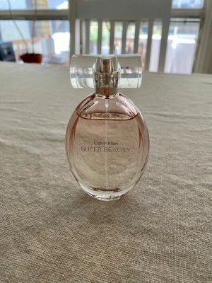 Calvin Klein Sheer Beauty parfym - En elegant parfym från Calvin Klein, Sheer Beauty. Perfekt för dig som gillar fräscha och blommiga dofter. Väldigt sparsamt använd🌸