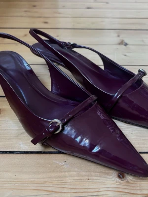 Vinröda lackpumps från Zara - Säljer dess klackar ifrån Zara. Finns tecken på användning se sista bild annars i bra skick. Pris kan diskuteras!