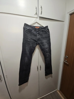 Svarta raka jeans från replay - Säljer ett par svarta jeans från replay, har varit ett favorit par länge men har tyvärr växt ur dom. W32L34