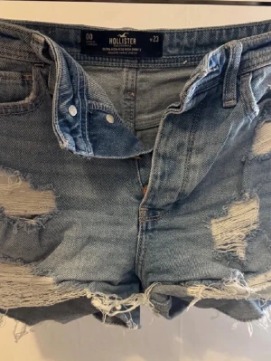 Jeansshorts Hollister - Säljer ett par blå jeansshorts från Hollister. Skickas samma dag!💗