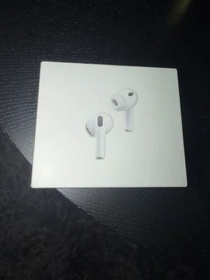Apple AirPods Pro 3 (2025) med kolfiberskal - Apples senaste AirPods Pro 3 från 2025, köpta för 2990kr på Netonnet. Säljer för 1200kr, billigare vid snabb affär, kan mötas i Norrköping. Funkar perfekt förutom brusreducering i ena hörluren, kan bara vara så att man behöver byta ena hörlurakåpan (alla extra original medföljer oanvända) ej testat då jag redan packat den och glömde testa det. 