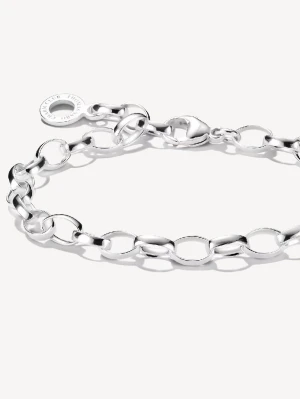 Silverarmband Thomas Sabo med berlock - Snyggt armband i äkta silver från Thomas Sabo med ovala länkar, går även att köpa till en fyrklöverberlock samt en nyckelberlock. Armbandet har en klassisk karbinhake och en rund bricka med ingraverad logga. Perfekt för dig som gillar stilrena smycken med en personlig touch. För endast armbandet; 450kr Armband + berlocker; 550kr