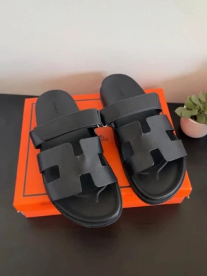 Svarta Sandaler  - Svarta sandaler perfekt för sommaren. Mycket bra skick, pris går även att diskuteras. 