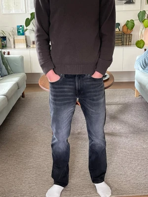 *NYA* G-STAR JEANS RAK PASSFORM - Säljer ett par svarta jeans med snyggt tvättad effekt och raka ben. Jeansen har klassisk femficksdesign och normal midja. Perfekta för dig som gillar en avslappnad stil med lite edge. Storlek 32 28W