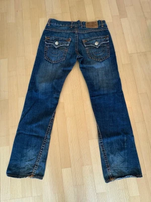 True Religion Jeans - Tueys i mycket fint skick med endast några små slitningar i hälen☺️