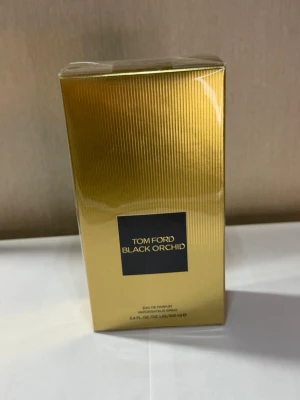 Tom Ford Black Orchid Eau de Parfum - Tom Ford Black Orchid Eau de Parfum i lyxig guldig förpackning. Parfymen har en elegant och stilren design med svart och guld. Perfekt för dig som gillar exklusiva dofter och vill ha något som sticker ut i parfymhyllan.