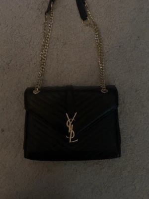 Ysl väska - Ysl väska med kedjeband❤️