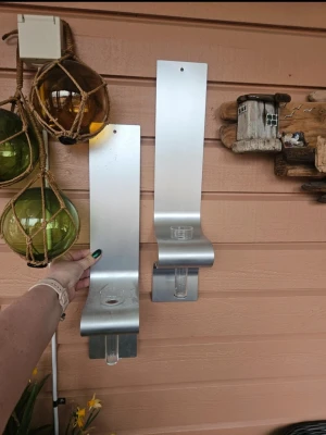 Snygga vägghållare i metall - Två stilrena vägghållare i borstad silverfärgad metall med hållare i glas. Modern och enkel design som passar perfekt som dekoration på väggen. Säljes som par. Jag har haft blommor i dem ibland en enkel kalla och ibland en Gerbera. Kan även hämtas i Partille