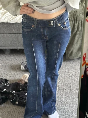 Mörkblå jeans från 157  - Säljer ett par mörkblå jeans från 157 Paris Crease med raka ben och markerade pressveck framtill. Jeansen har kontrastsömmar och klassisk femficksmodell. Perfekta för en clean och stilren look.