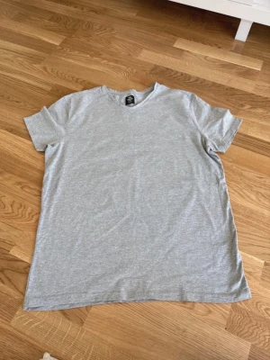 T-shirt stl L - T-shirt från Lager 157 i storlek L. Mycket fint skick. Mjukt material. 