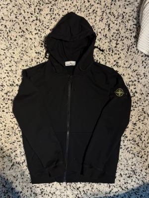 Stone Island hoodie - Ny hoodie från stone Island. Sjukt snygg! Säljer pga att den var lite stor för mig