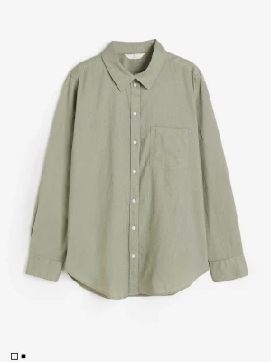 Grön skjorta i bomull med ficka - Stilren grön skjorta i bomull med klassisk krage, knäppning framtill och en bröstficka. Skjortan har lång ärm och en avslappnad passform som passar perfekt till jeans eller kjol.