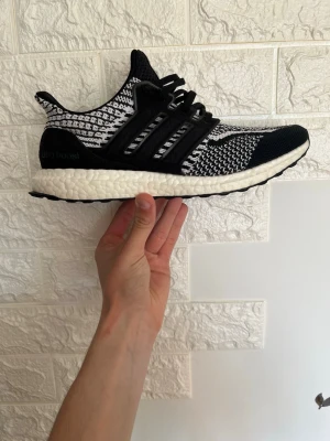 Adidas ultraboost skor - Säljer dessa fina skor . God omhändertagen, skönaste skorna jag har haft   Obs nypris 1800kr  Storlek 42 passar mig som har 41