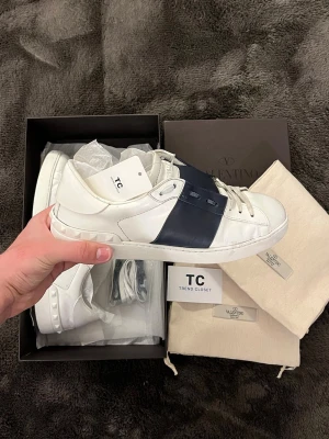 Valentino skor - Marinblå valentino skor i storlek 42, perfekt nu till sommaren. Box, dustbags och extra snören medföljer vid köpet. Mycket slitage och trasigt inne i skorn, men inget som syns vid användning. Nypris 7000kr mitt pris endast 1399kr Hör av er vid frågor. Mvh Trend closet🙌😊