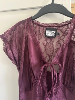 Vinröd långklänning  - Suuuperfin balklänning i satin och spets från ASOS, märket Reclaimed Vintage. Aldrig använd, säljer då jag hittade en annan jag tycker om mer!  Storlek S och sitter så smickrande!   Skriv privat om ni vill ha bilder med den på💗 