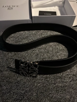 Loewe skärp - Svart skärp från Loewe med ett silverfärgad spänne i metall. Perfekt accessoar. Kommer med originalask och dustbag.