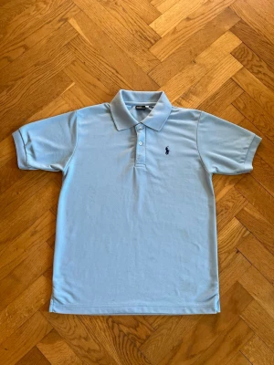 Ralph Lauren pike - Ljusblå Ralph Lauren Pike. Mycket snygg. Perfekt skick. Storlek S.