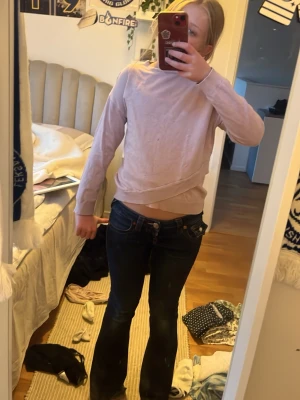 Ljusrosa basic tröja - En enkel ljusrosa tröja med rund hals och långa ärmar. Tröjan har en avslappnad passform och är tillverkad i ett mjukt, tunt material som passar perfekt till jeans eller kjol. Inga synliga loggor eller mönster, bara clean och stilren.