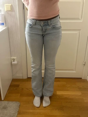 Ljusblå bootcut jeans med fickor - Säljer ett par ljusblå low waist bootcut jeans från Gina i storlek xs/34 använda ca 2-3 gånger