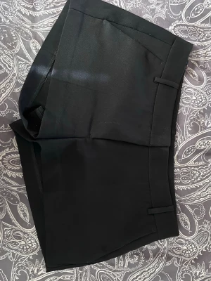Svarta shorts från BikBok - Lowwaist bikbok shorts. (Använda 2 gånger) 