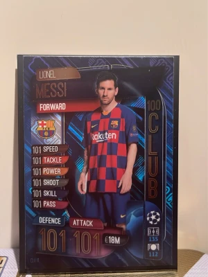 FC Barcelona Messi samlarkort - Lionel Messi 19/20 100 clubs match attack. Kortet har holografiska effekter, spelarstatistik och klubbmärke. Perfekt för dig som gillar fotboll och samlar på sportkort.