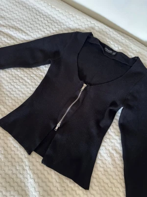 Långärmad tröja med dragkedja - Storlek XS & köpt på stradivarius. Aldrig använts. 💓