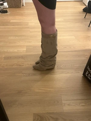 Beige boots - Super fina beige boots, från shein men exakt samma kvalité som lululia som jag också har. Använda en gång!! Skriv för frågor!💕